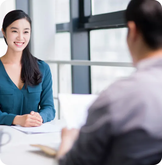 A woman and a man having a conversation in 纵横科技
